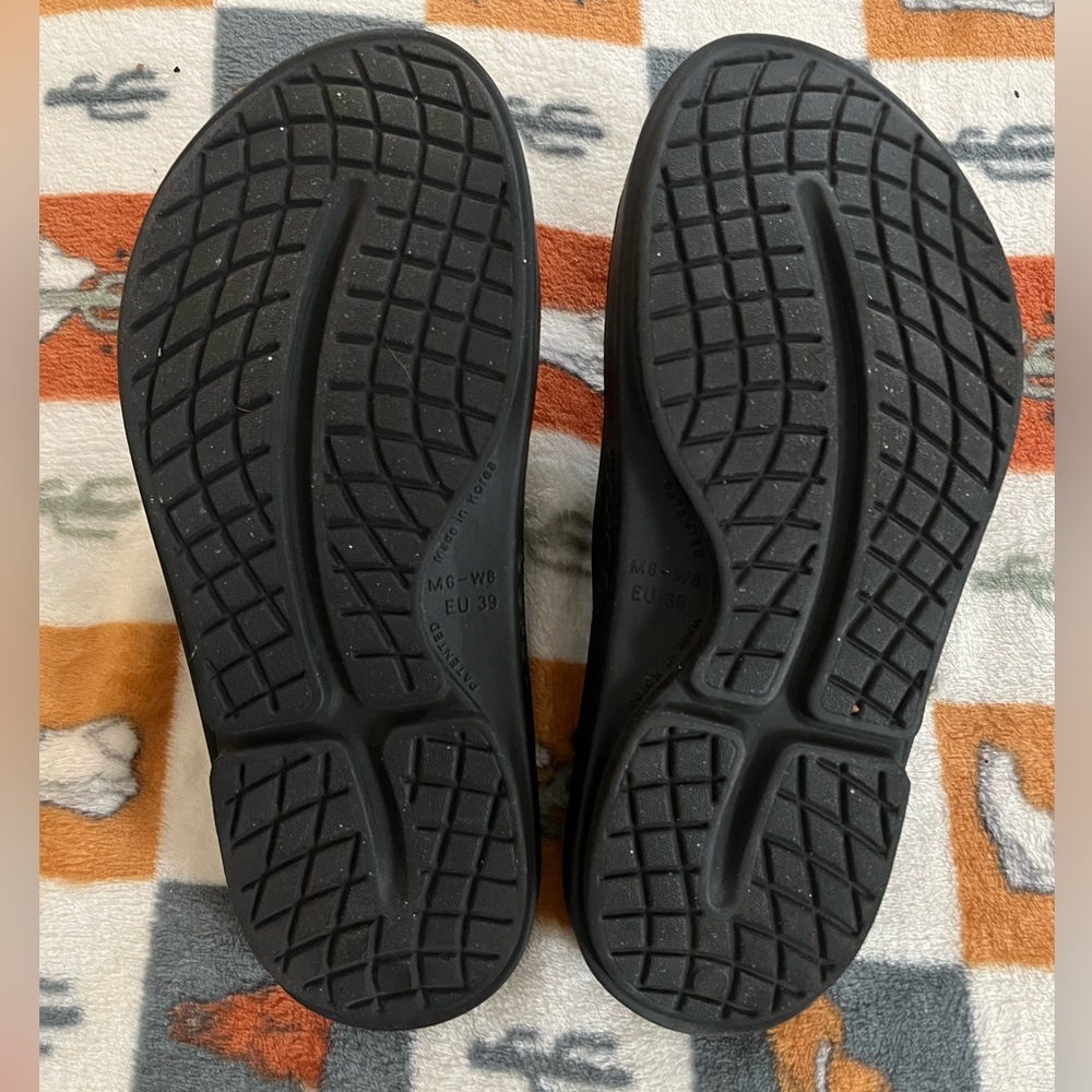 OOFOS black slides size W8 M6 - Picture 2 of 4